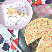 Load image into Gallery viewer, Regenboog strooisels in cheesecake