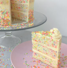 Load image into Gallery viewer, BAKD Regenboog strooisels om mee te bakken in witte taart