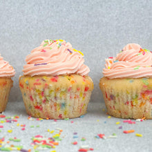 Load image into Gallery viewer, BAKD Rainbow jimmies in witte cupcakes